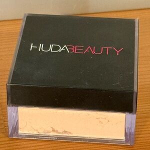 HUDA BEAUTY Easy Bake Blurring Loose Baking & Setting Powder-Peach Pie